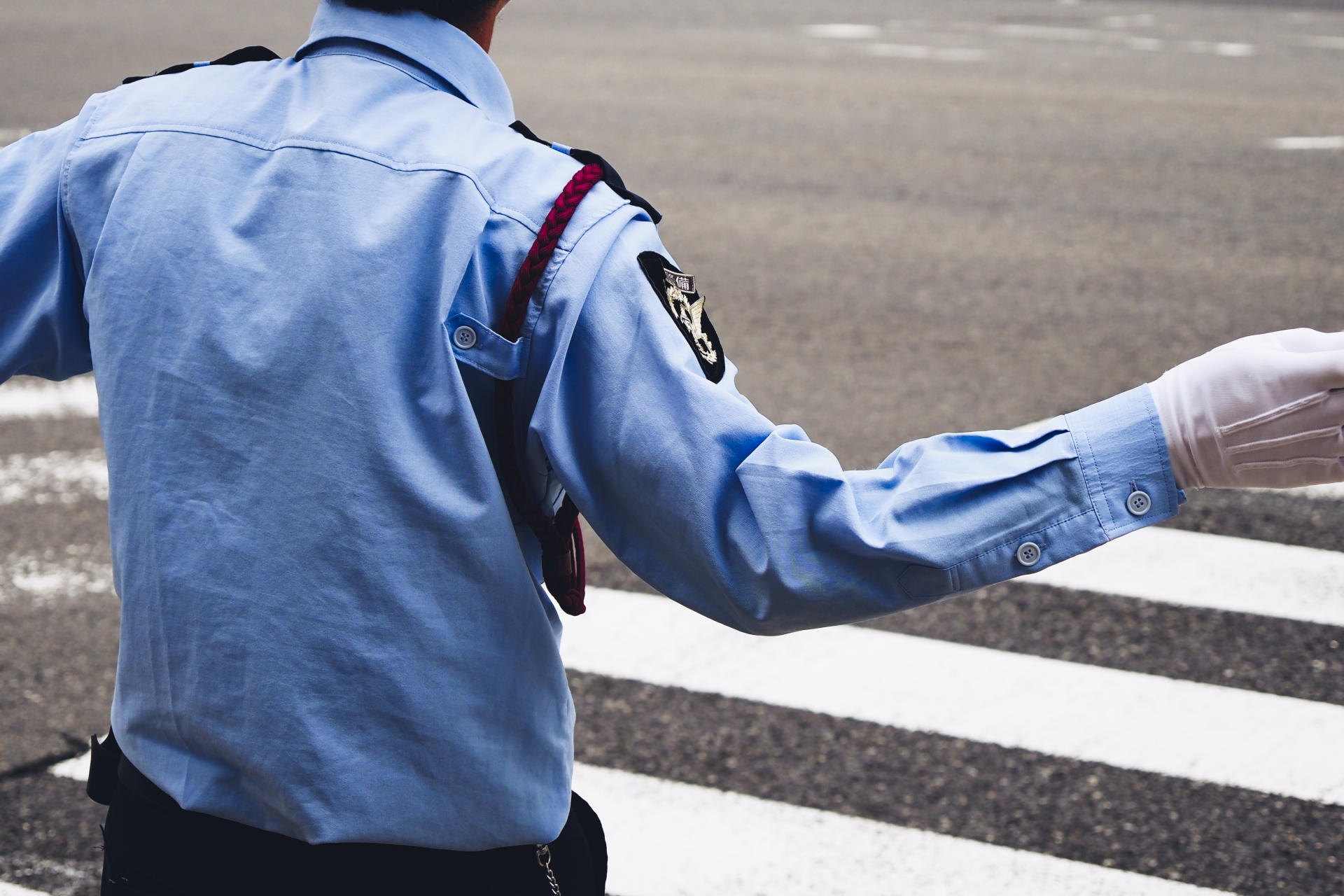 誘導する警備員の後ろ姿