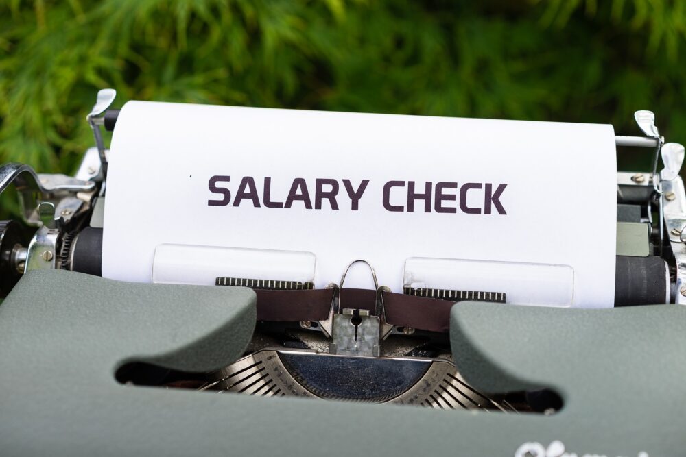 SALARY CHECKの文字