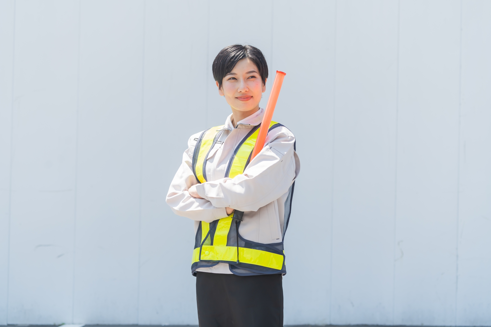 腕を組む女性警備員