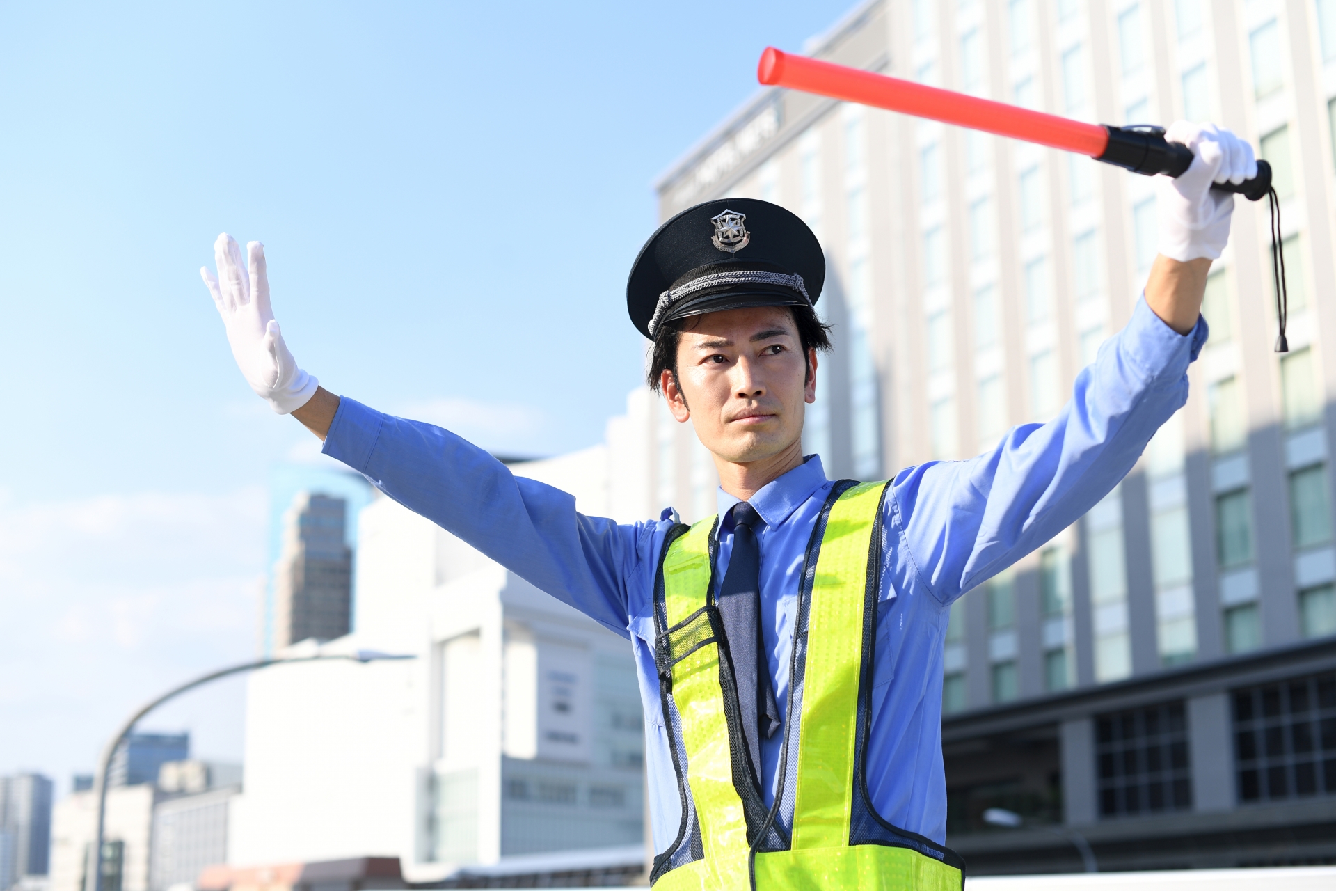 誘導する警備員