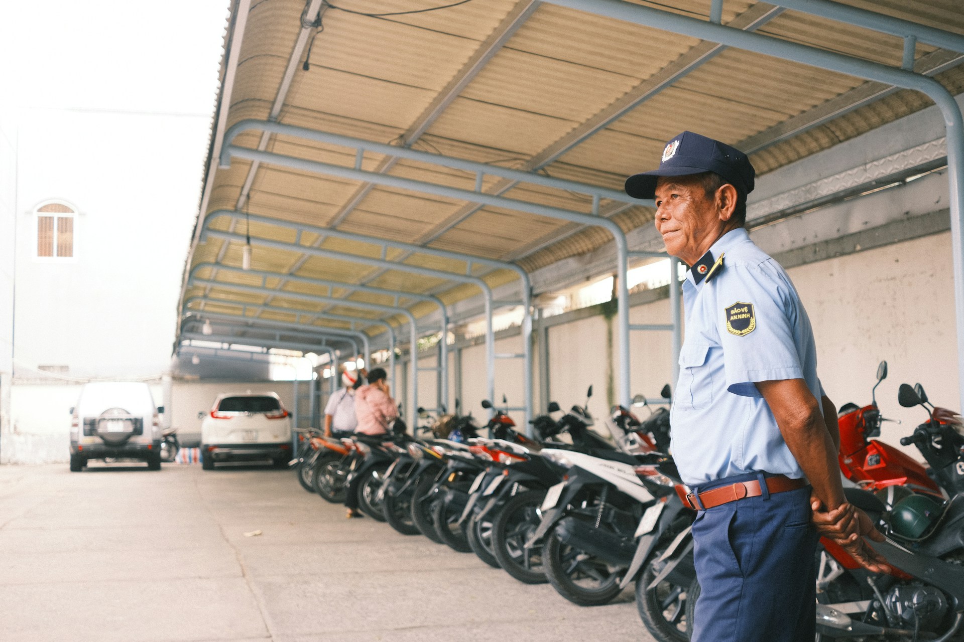 高齢の警備員