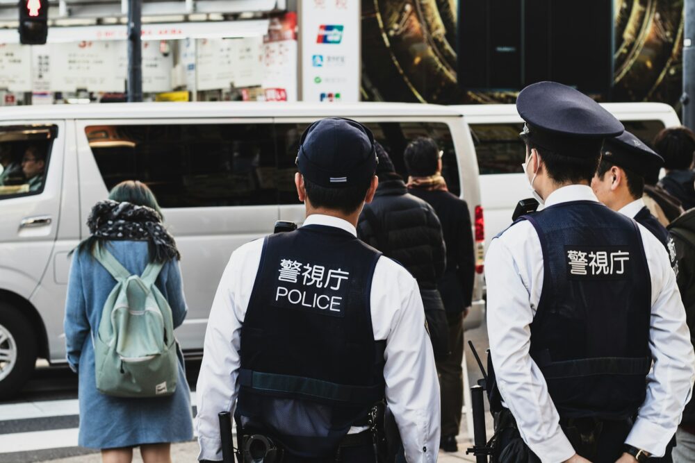 警察官の後ろ姿